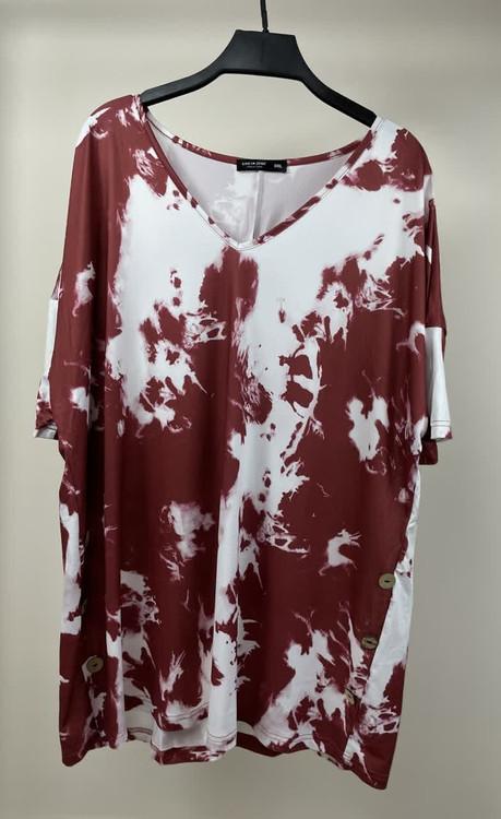 تیشرت زنانه تای-دای سفید زرشکی با یقه هفت و دکمهدار کنار