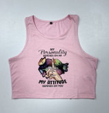 تاپ نیم تنه زنانه صورتی با چاپ لب و نوشته انگیزشی | طرح My Attitude