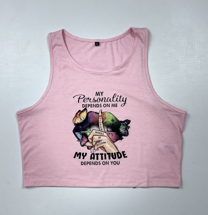 تاپ نیم تنه زنانه صورتی با چاپ لب و نوشته انگیزشی | طرح My Attitude