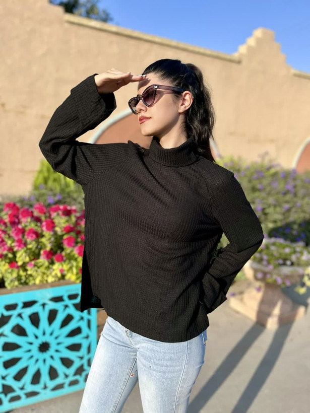 بافت زنانه مشکی یقه اسکی شیک و کلاسیک