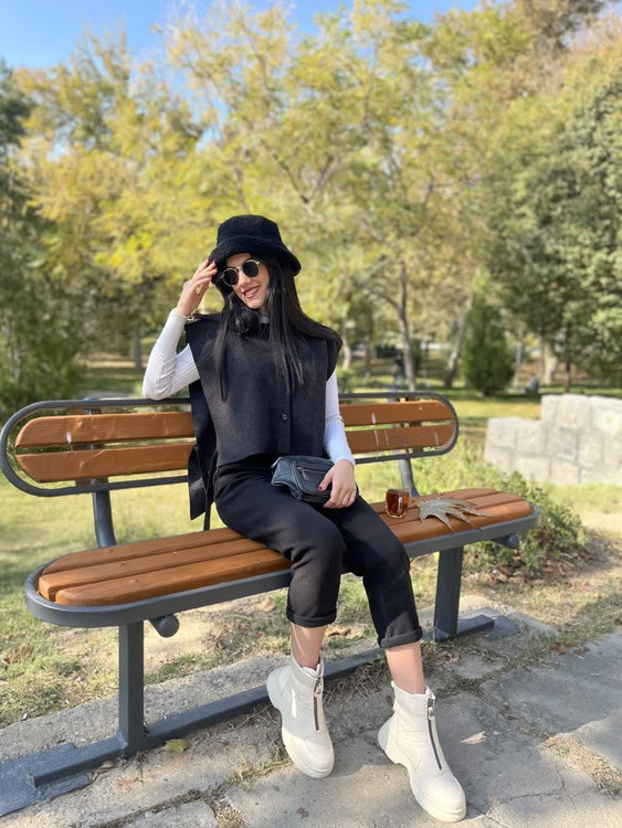 وست زنانه مشکی دکمهدار شیک پاییزی