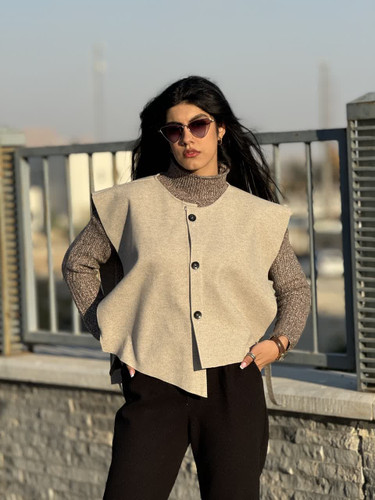 وست زنانه کرم دکمهدار شیک پاییزی