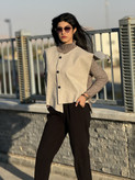 خرید وست زنانه کرم دکمهدار شیک پاییزی - تصویر 2