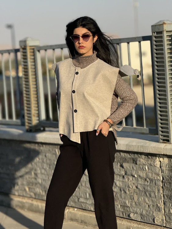 وست زنانه کرم دکمهدار شیک پاییزی