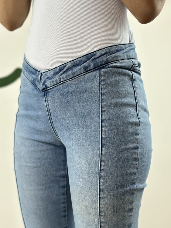 سوپراسکینی کشی زنانه با دوخت دکوراتیو و فیت ایدهآل