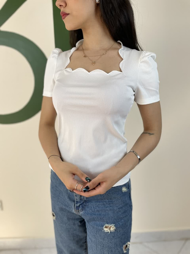 تاپ زنانه آستین کوتاه یقه خاص مدل موجی - رنگ سفید