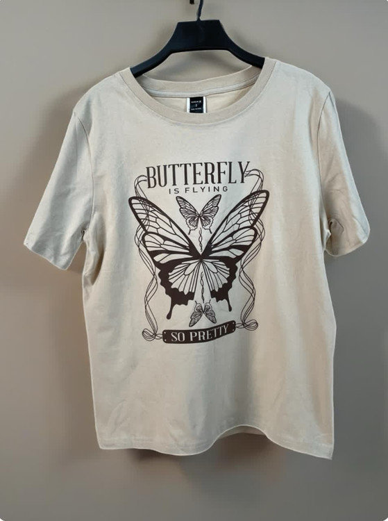 تیشرت زنانه کتان کرم با چاپ پروانه – طرح So Pretty | برند شین