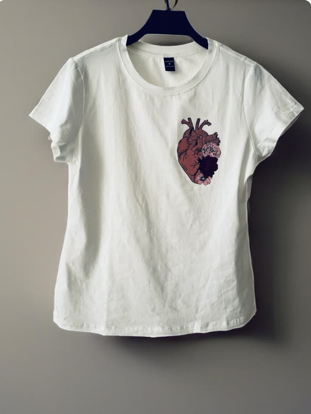 تیشرت سفید زنانه با طرح قلب آناتومیک گلدار | استایل خاص و مینیمال