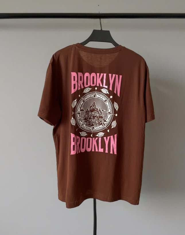 خرید تیشرت زنانه Brooklyn جلو ساده رنگ قهوه ای، پشت طرحدار خاص - تصویر 3