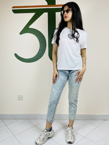 تیشرت زنانه طرح مینیمال | رنگ سفید | مدل یقه گرد آستین کوتاه