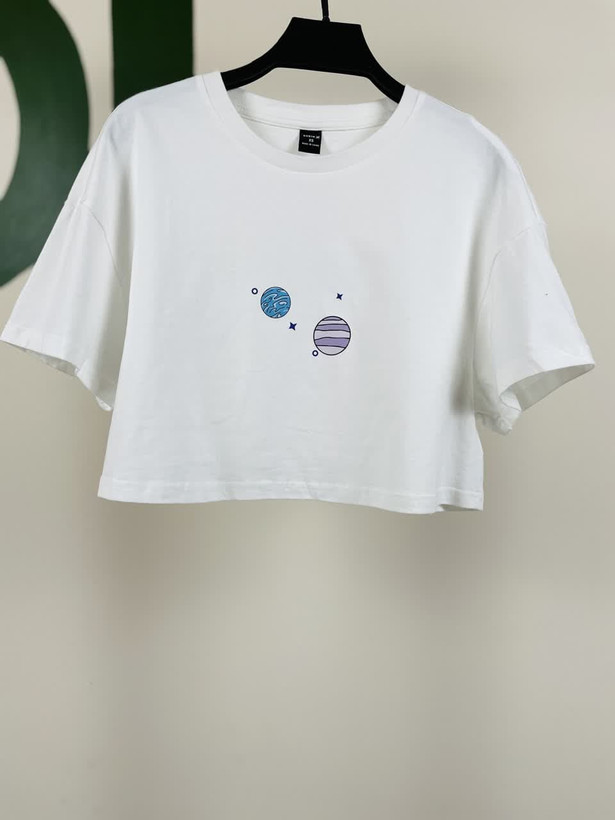 تیشرت کراپ زنانه مشکی با چاپ مینیمال | مدل طرحدار