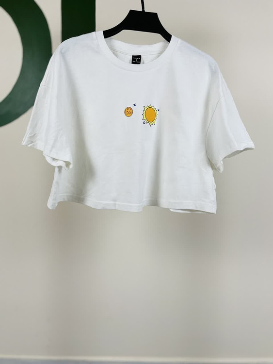 تیشرت کراپ زنانه مشکی با چاپ مینیمال | مدل طرحدار