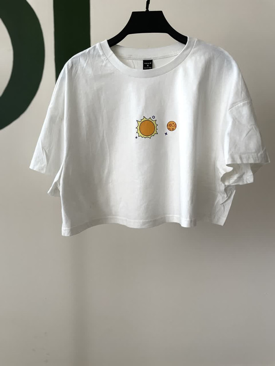 تیشرت کراپ زنانه مشکی با چاپ مینیمال | مدل طرحدار