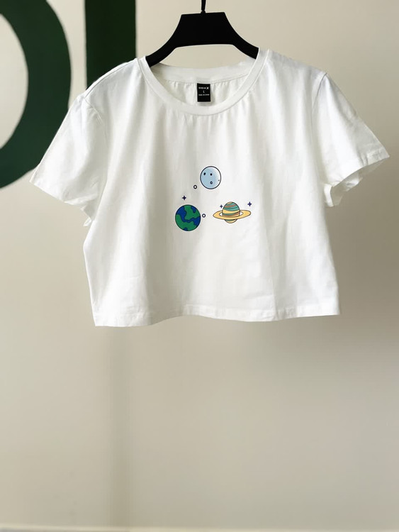 تیشرت کراپ زنانه مشکی با چاپ مینیمال | مدل طرحدار