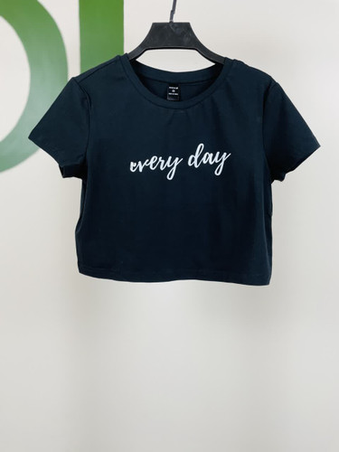 تیشرت کراپ زنانه مشکی با چاپ مینیمال | مدل طرحدار