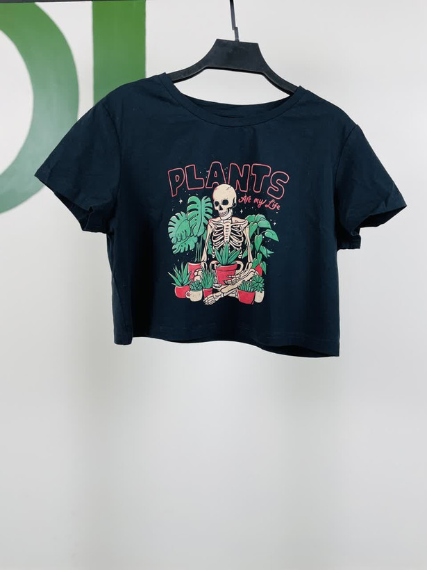 تیشرت کراپ زنانه مشکی با چاپ مینیمال | مدل طرحدار مدرن