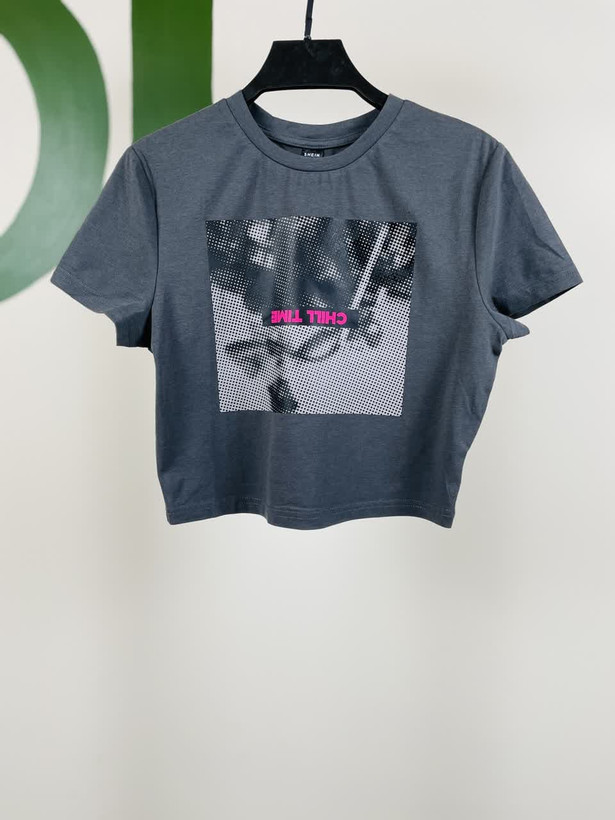 تیشرت کراپ زنانه مشکی با چاپ مینیمال | مدل طرحدار مدرن