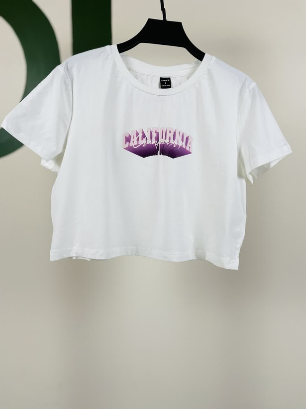 تیشرت کراپ زنانه مشکی با چاپ مینیمال | مدل طرحدار