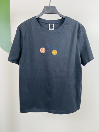 تیشرت زنانه نخی طرح چاپی | رنگ مشکی | مدل یقه گرد آستین کوتاه