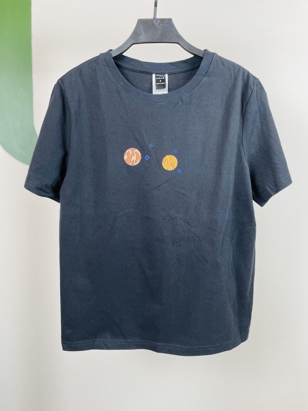 تیشرت زنانه نخی طرح چاپی | رنگ مشکی | مدل یقه گرد آستین کوتاه