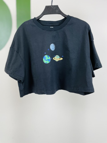 تیشرت کراپ زنانه مشکی با چاپ مینیمال | مدل طرحدار