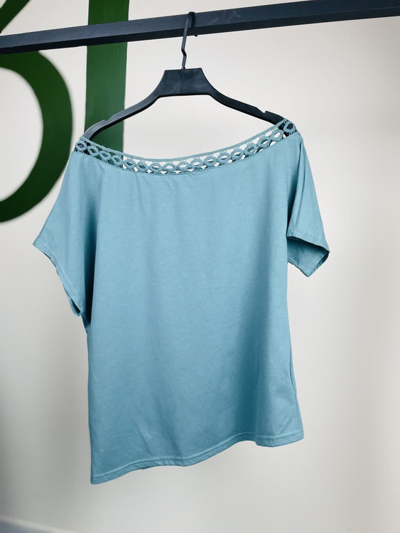 تیشرت زنانه یقه قایقی رنگ آبی آسمانی مایل به فیروزه ای