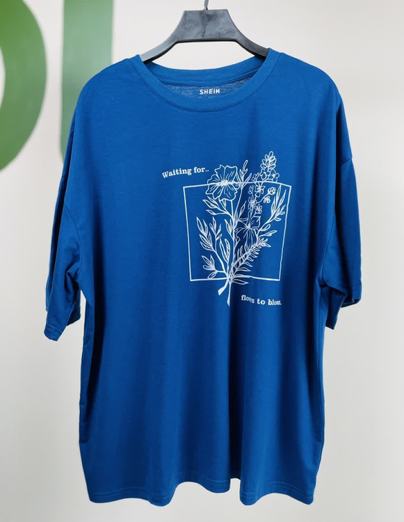 تیشرت آبی زنانه با طرح مینیمال گل | مناسب استایل کژوال و روزمره
