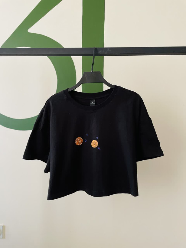 تیشرت کراپ زنانه مشکی کتان طرحدار مدل سیارهای | شین