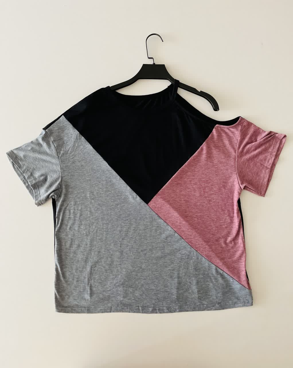 تیشرت زنانه اسپرت با برش خاص و بند تک‌شانه