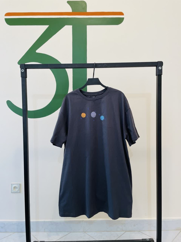 تیشرت زنانه طوسی تیره با طرح سیارات کهکشانی | مناسب استایل روزمره و اسپرت