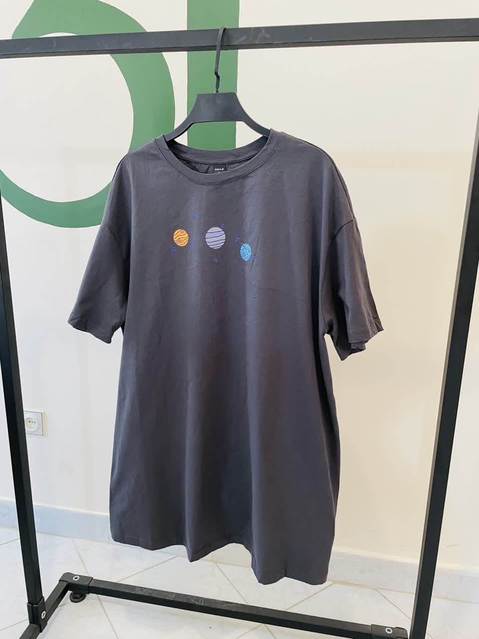 تیشرت زنانه طوسی تیره با طرح سیارات کهکشانی | مناسب استایل روزمره و اسپرت
