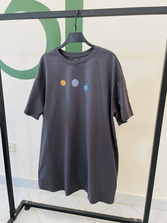 تیشرت زنانه طوسی تیره با طرح سیارات کهکشانی | مناسب استایل روزمره و اسپرت