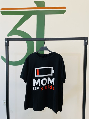 تیشرت زنانه چاپدار مام آف 3 کیدز | طرح خندهدار باتری خالی | مناسب مادران پرمشغله