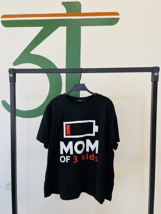 تیشرت زنانه چاپدار مام آف 3 کیدز | طرح خندهدار باتری خالی | مناسب مادران پرمشغله