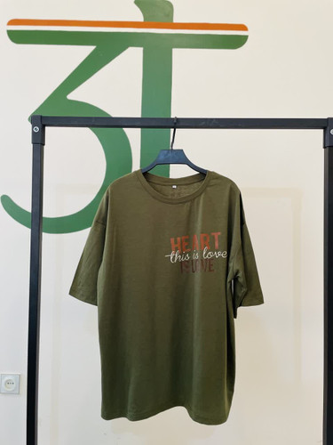 تیشرت زنانه سبز طرح قلب نوشته عاشقانه | برند SHEIN