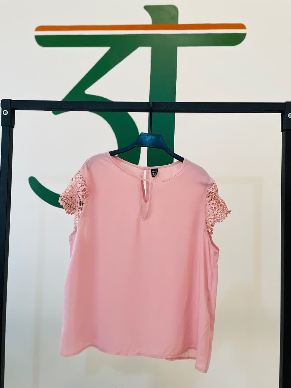 تاپ زنانه صورتی شین با آستین گیپوری | شیک و خنک برای تابستان