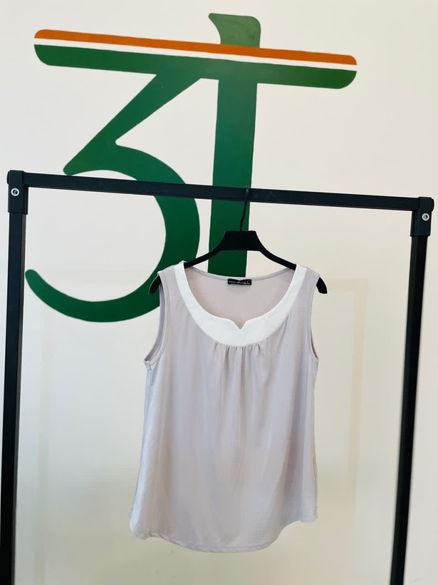 تاپ زنانه یقهدار سفید و کرم بدون آستین – استایل تابستانی خنک و شیک