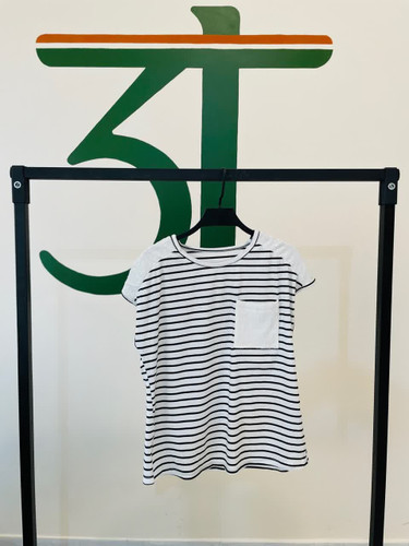 تاپ زنانه راهراه سفید مشکی کژوال با جیب جلو | تابستانی و راحت