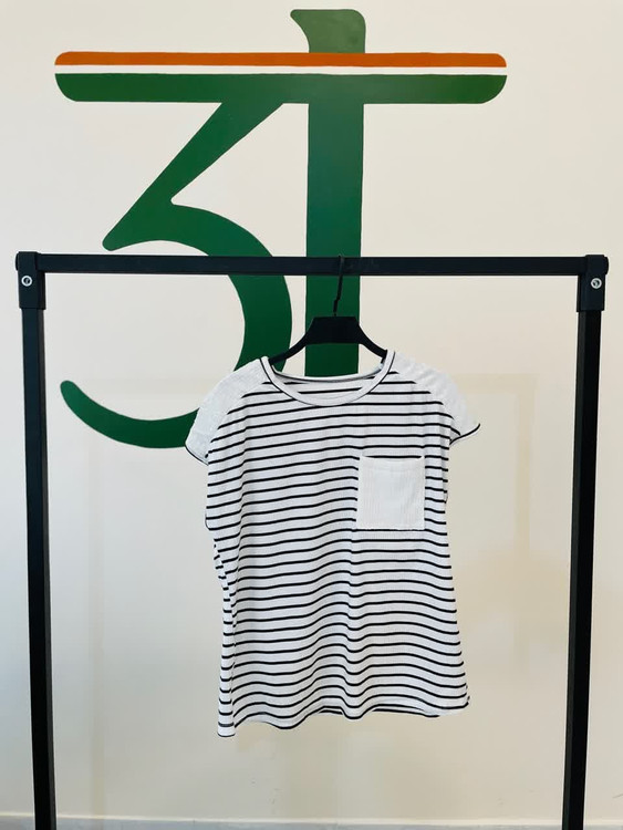 تاپ زنانه راهراه سفید مشکی کژوال با جیب جلو | تابستانی و راحت