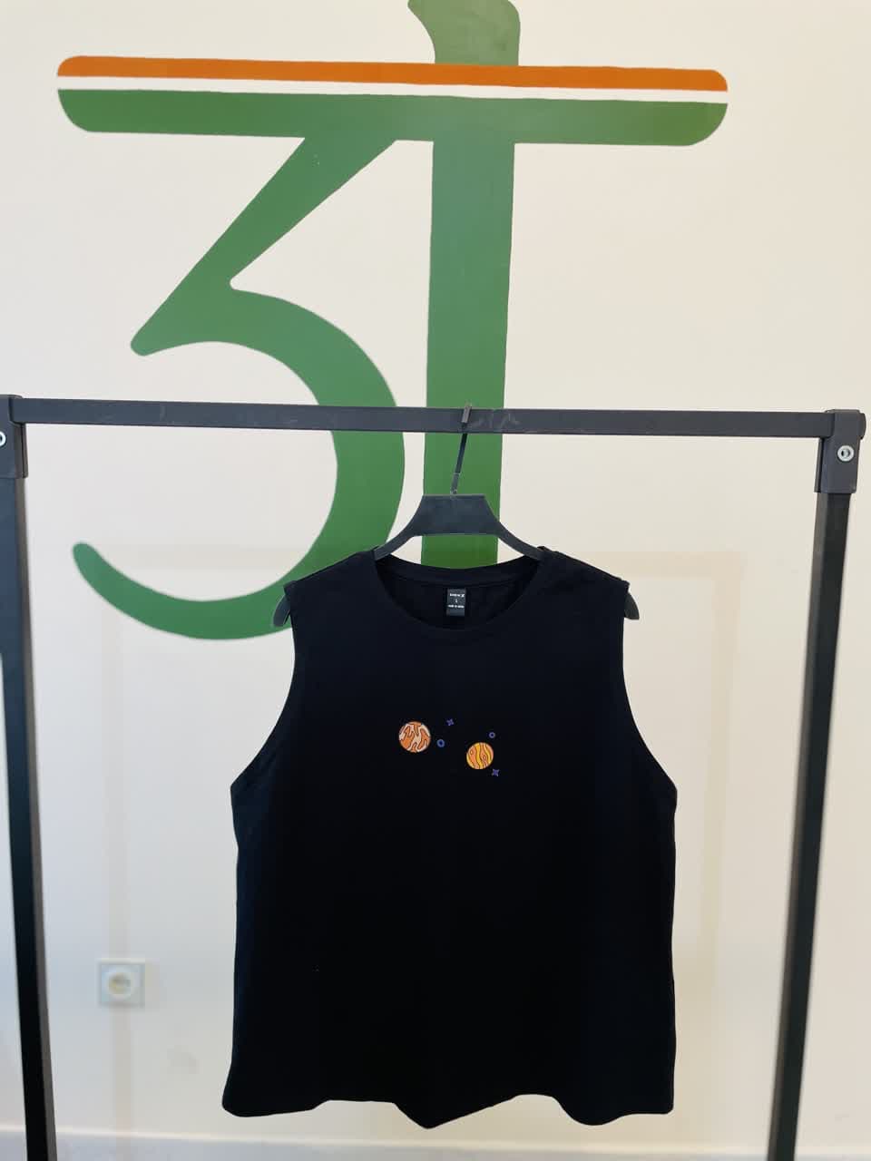 تاپ آستین حلقه ای زنانه مشکی با چاپ مینیمال