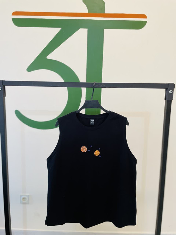 تاپ آستین حلقه ای زنانه مشکی با چاپ مینیمال