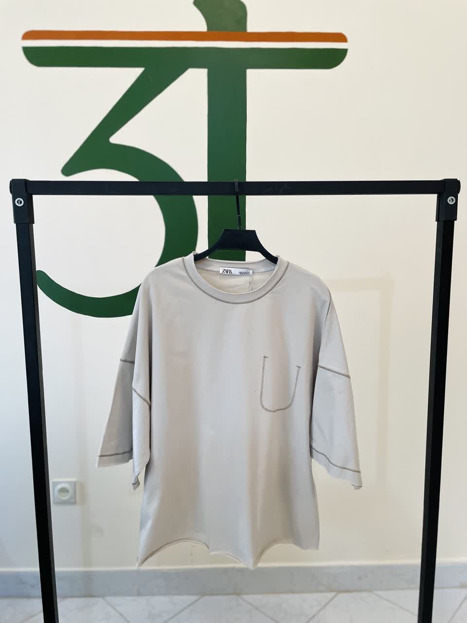 تیشرت اورسایز زنانه زارا با طراحی مینیمال | رنگ‌بندی متنوع و استایل روزمره