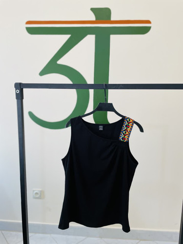 تاپ زنانه شانهنامتقارن مشکی با بند گلدوزی رنگی | برند Shein