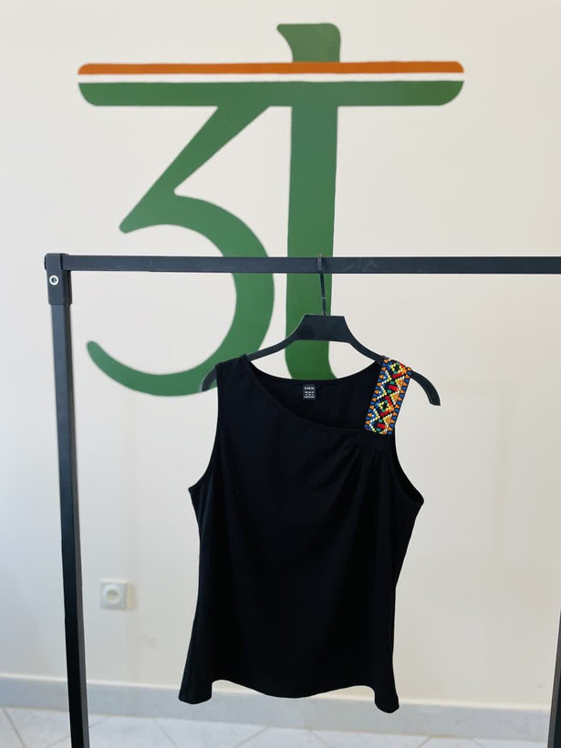 تاپ زنانه شانهنامتقارن مشکی با بند گلدوزی رنگی | برند Shein