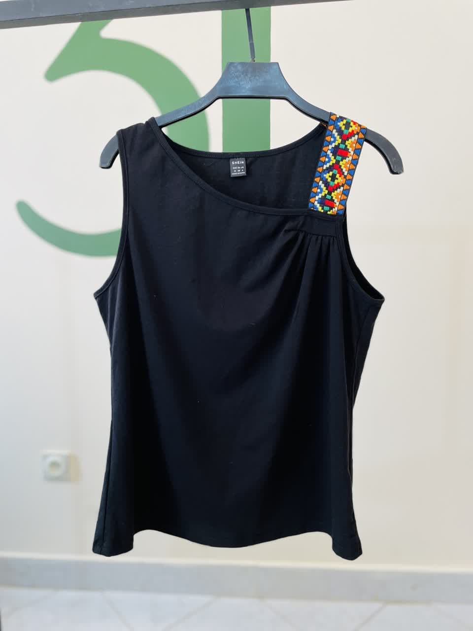 تاپ زنانه شانه‌نامتقارن مشکی با بند گلدوزی رنگی | برند Shein