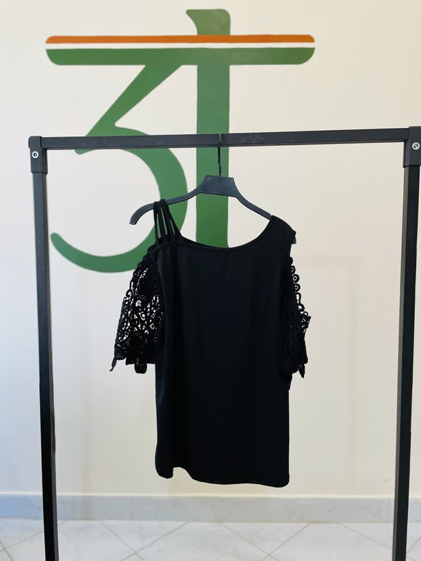 تاپ زنانه مشکی آستین گیپور شیک | مدل یقه باز تابستانی | مناسب استایل مهمانی و کژوال