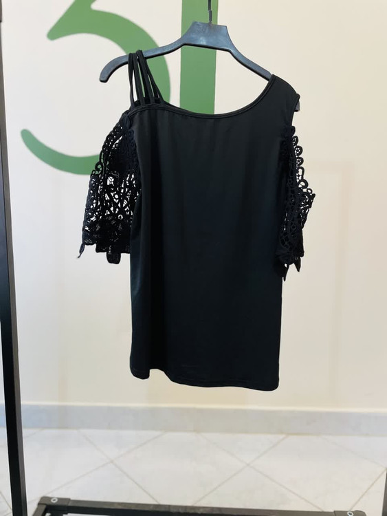 تاپ زنانه مشکی آستین گیپور شیک | مدل یقه باز تابستانی | مناسب استایل مهمانی و کژوال