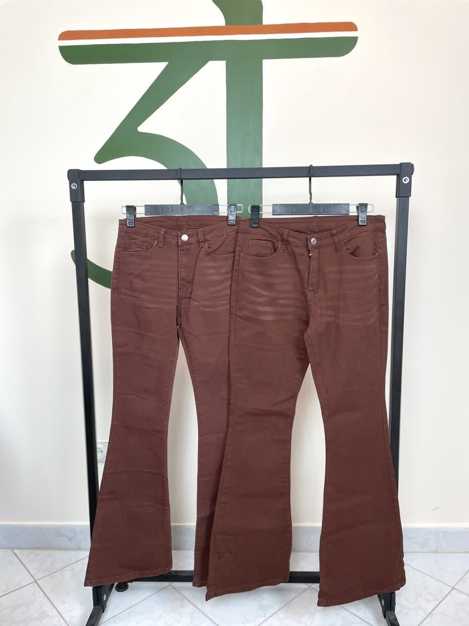 شلوار بوت‌کات زنانه قهوه‌ای – انتخابی خاص برای خوش‌پوش‌ها