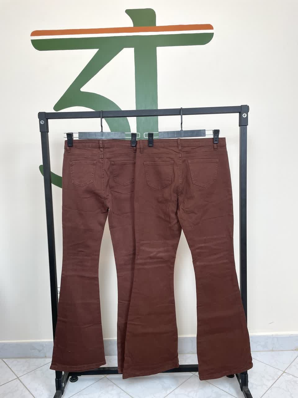 شلوار بوت‌کات زنانه قهوه‌ای – انتخابی خاص برای خوش‌پوش‌ها