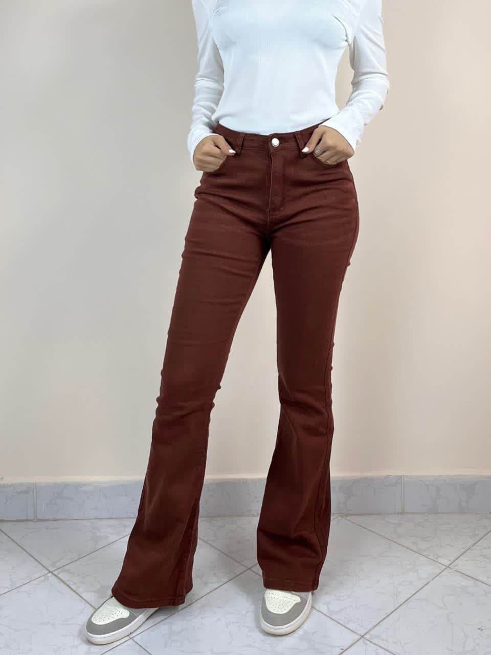 شلوار بوت‌کات زنانه قهوه‌ای – انتخابی خاص برای خوش‌پوش‌ها